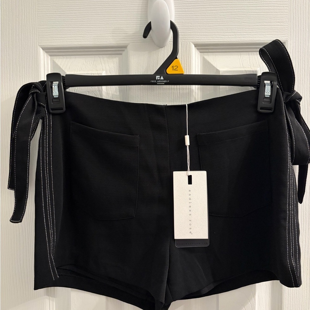 Endless Rose Women’s Black Chic Summer Vacation Shorts Small NWT